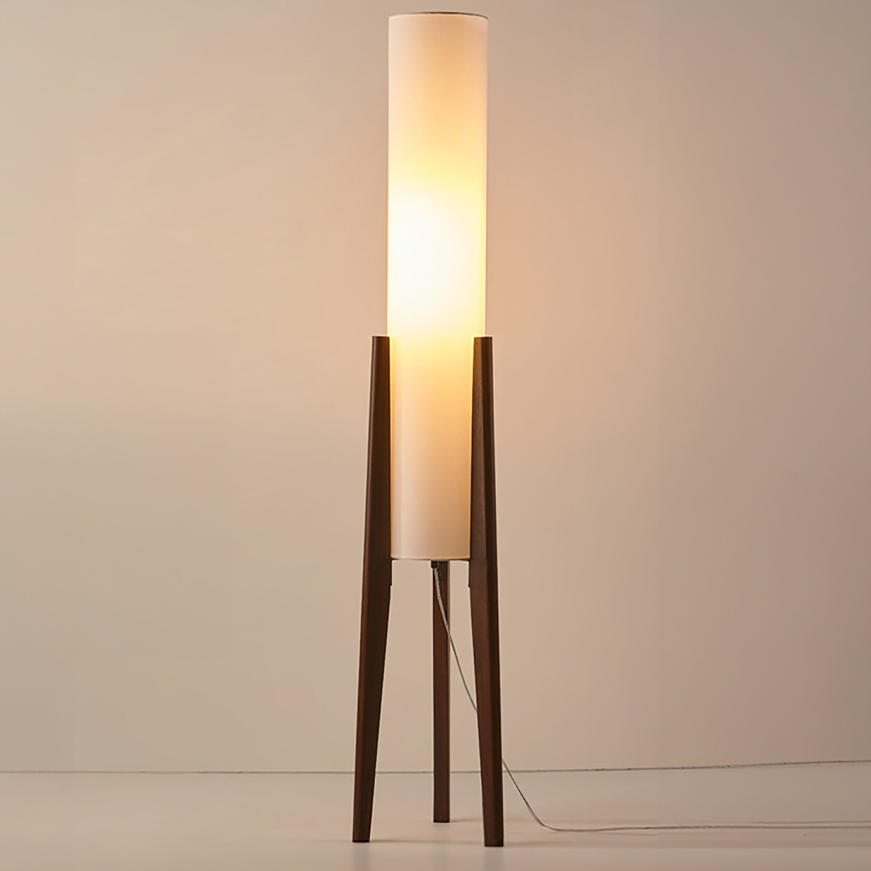 Norei Staande Lamp | Walnoothout & Messing | Stoffen Kap | Warm LED Licht