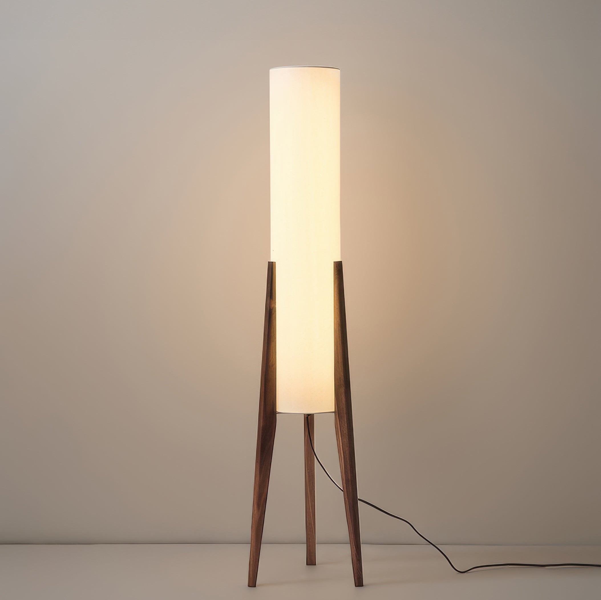 Norei Staande Lamp | Walnoothout & Messing | Stoffen Kap | Warm LED Licht