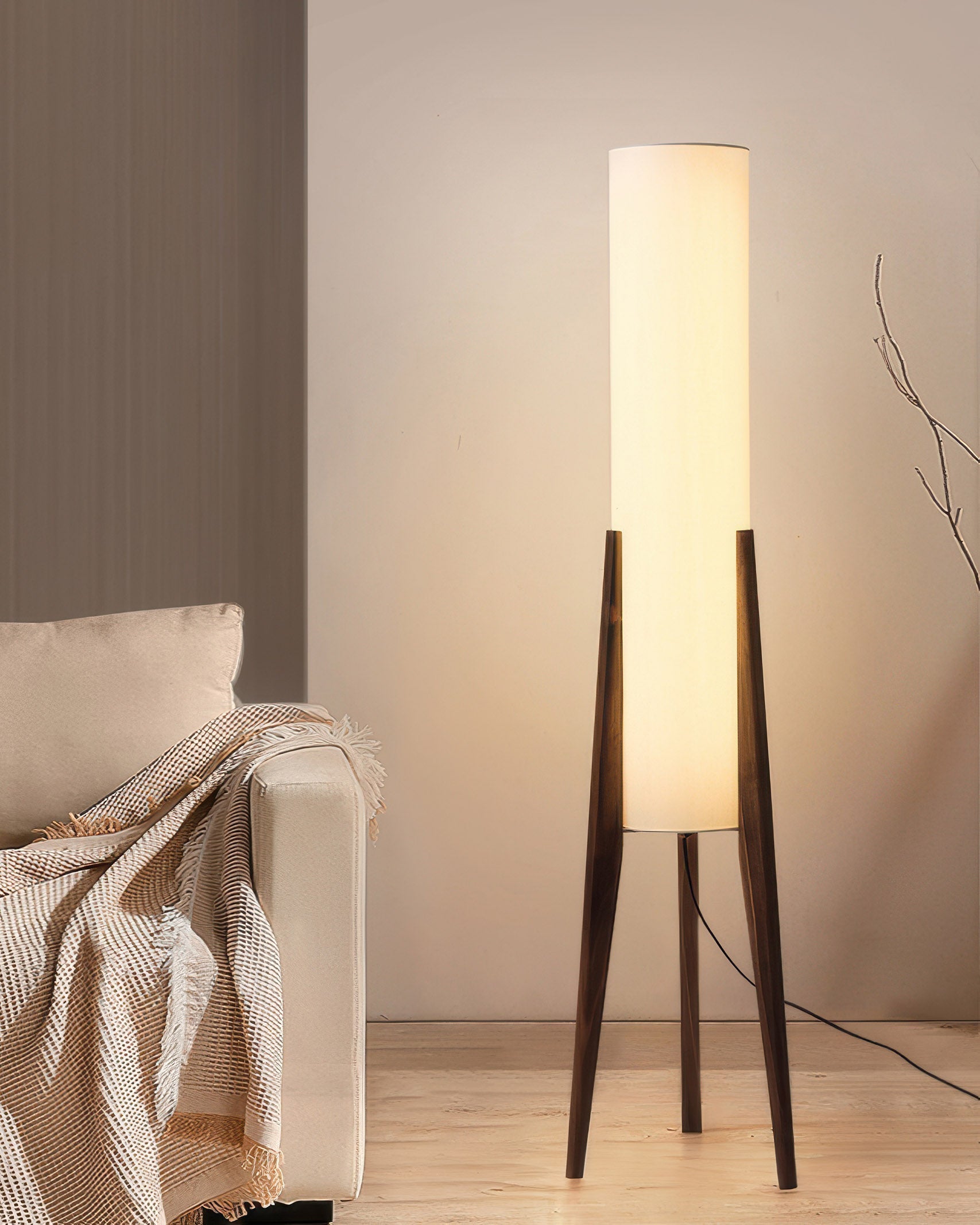 Norei Staande Lamp | Walnoothout & Messing | Stoffen Kap | Warm LED Licht