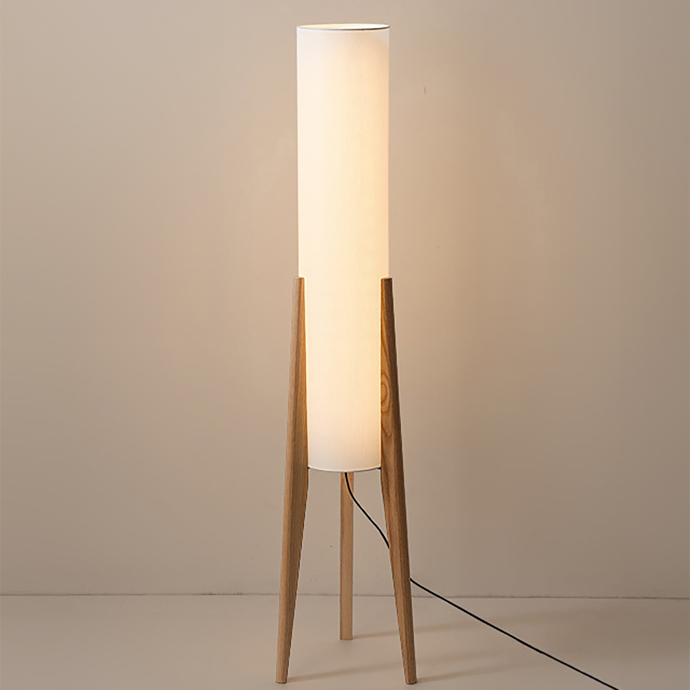 Norei Staande Lamp | Walnoothout & Messing | Stoffen Kap | Warm LED Licht